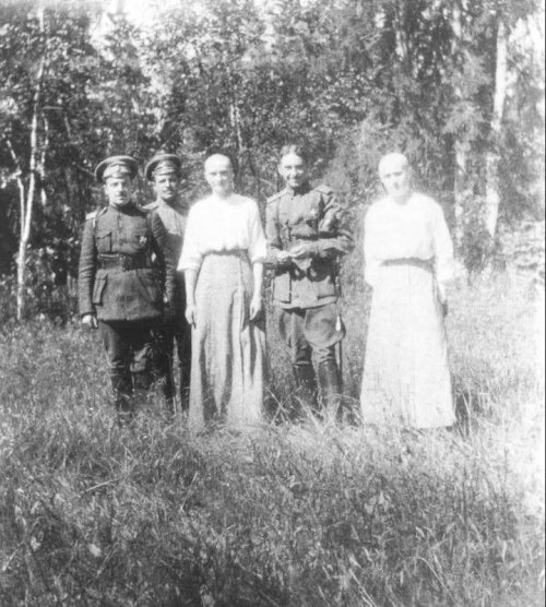 Grand Duchesses Tatiana and Anastasia with some guards during their captivity at Tsarskoe Selo: June 1917. 