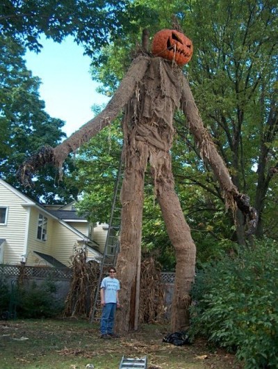 Halloween Scarecrow of the Day: This guy’s doing it very, very right.
