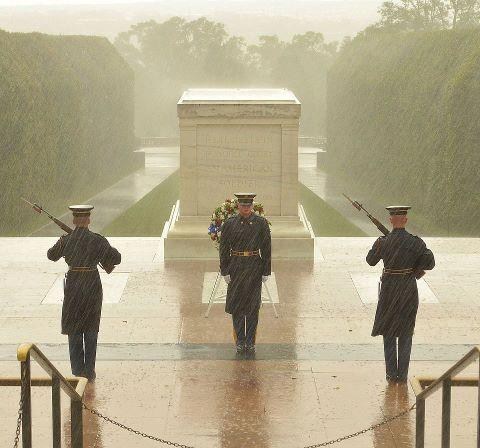 This is dedication.

thedailywhat:

Tomb Of The Unknown Soldier Pic of the Day: Sandy, Schmandy. Soldiers of the 3rd Infantry Regiment continue to stand guard, as they have continuously since 1948.
[firstarmydivisioneast]