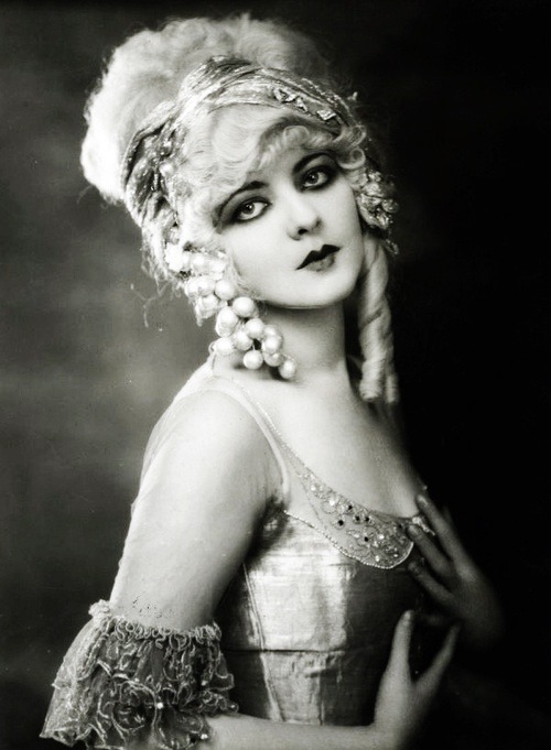 shapingcontours:

(via Historical / Ziegfeld girl, Marion Benda c. 1920’s)
