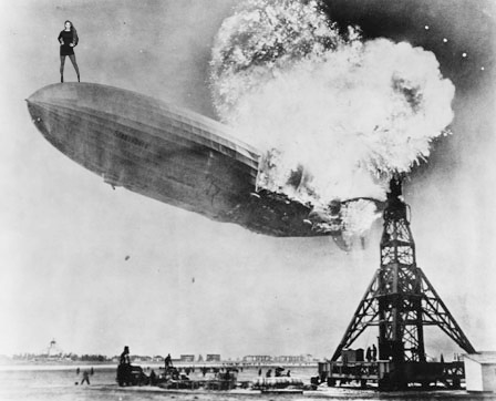A explosão do Hindenburg (1937). Siga-nos no Facebook. 