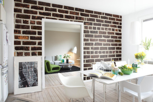 exposed bricks + white (via La maison d&#8217;Anna G.)
