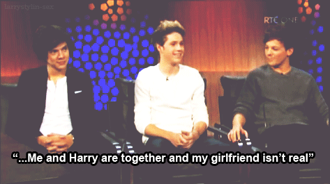 elcalderbeautiful:

I had to watch this gif for minutes, until I realize that Harry winks at the interviewer. 
