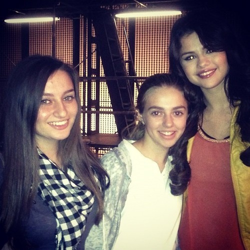 
Selena and some fans.
