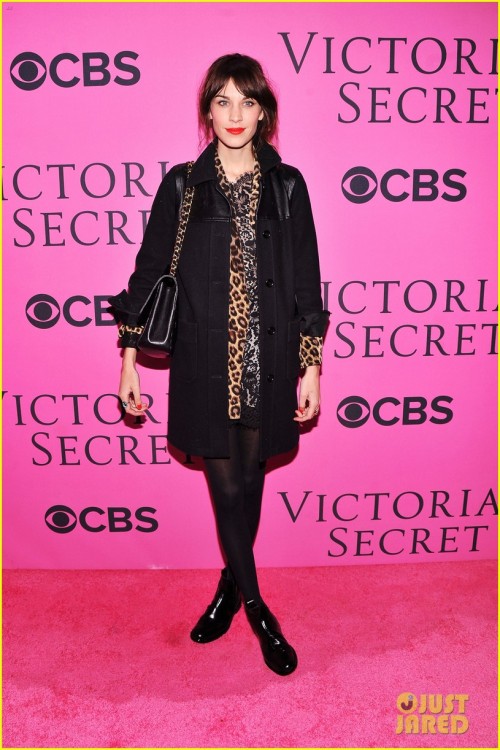 chung-alexa:

The beautiful Alexa Chung on the red carpet for Victoria’s Secret Fashion Show 2012 in her Madewell coat, Chanel bag and leopard dress

