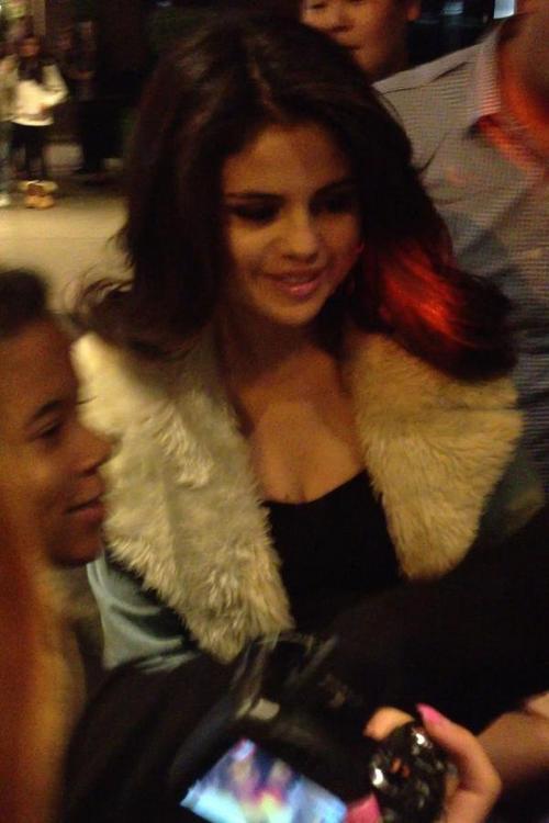 Selena took some pics with fans before she left her hotel tonight