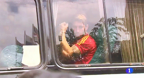 tumblr mdge7cIvWv1rt0n6no1 500 GIF: Sergio Ramos flexes his muscles to the media in Panama