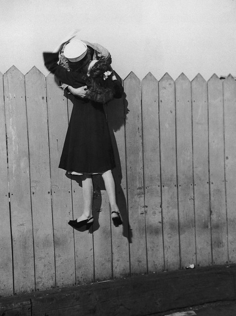 allaboutthepast: Un marinero y su novia un beso de despedida, 1940