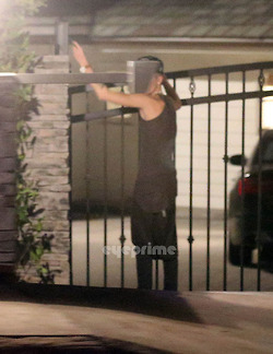 “Selena se marchó y Justin se quedó allí sentado unos minutos. Creo que estaba esperando a que ella se calmara. Después, fue a su casa. Cuando llego, empezó a zumbar su puerta. Pero obviamente ella no le dejaba entrar. Él continuó intentándolo. Después de un rato, salió de su coche, estaba muy frustrado y fue hacía la puerta y comenzó a gritar “Selena”. Pero ella no salía.
Por esa razón, Justin empezó a gritar a los paparrazis. Estaba muy enfadado porque ellos estaban allí siendo testigos de lo que pasaba. Estaba muy furioso. Selena, después, salió porque había mucho alboroto. Justin entró en su coche y se fue.
Sin embargo algo tuvo que pasar durante la noche, porque su coche estaba aparcado en la casa de Selena esta mañana.”
- Una fuente le cuenta a E! News.