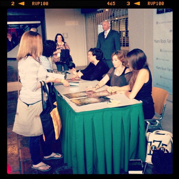 kamigarcia:

Signing with @zoeydeutch &amp; Alden Ehrenreich from the #beautifulcreatures movie. @mstohl
