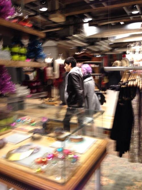 Meanwhile&#8230; Zayn and Perrie shopping in NYC 12/2/12