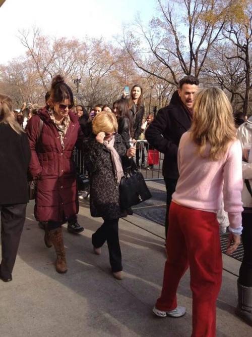 Anne Cox (Harry&#8217;s mum) and Maura (Niall&#8217;s mum) outside the hotel today. Credit: @ChooseZaynBR