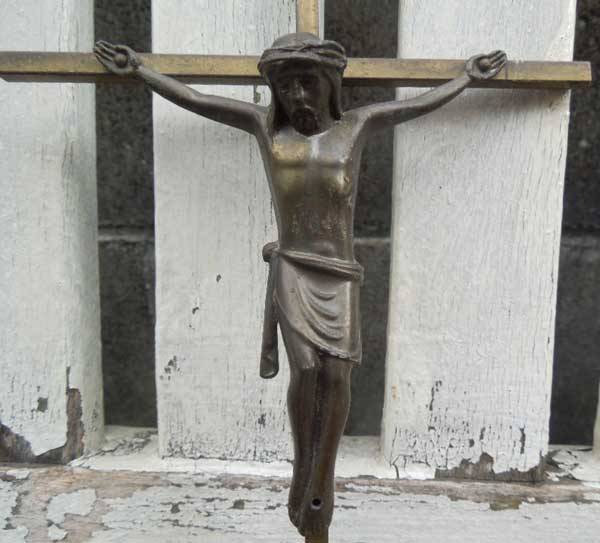 アンティーク　西ドイツ製の十字架に貼り付けられたイエス・キリストのメタル製の壁掛けオブジェ