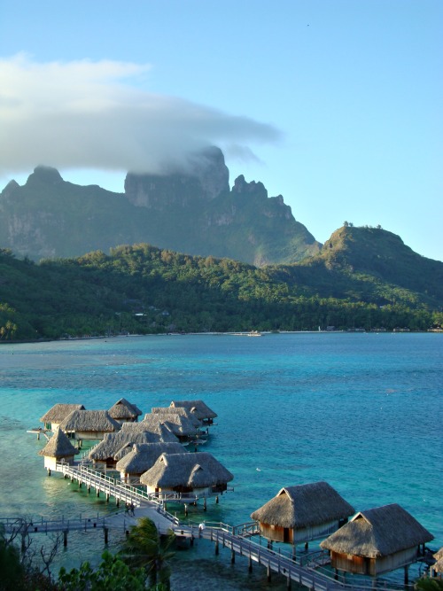 travelingcolors: Bora Bora | French Polynesia (by Tensaibuta on WikiTravel) 