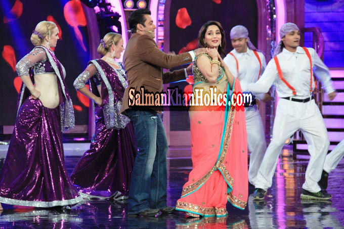 salman - ★ Salman Khan with Madhuri Dixit and Huma Qureshi on Bigg Boss 7 (December 8th 2013) ! Tumblr_mxmcbxiMin1qctnzso3_r1_1280