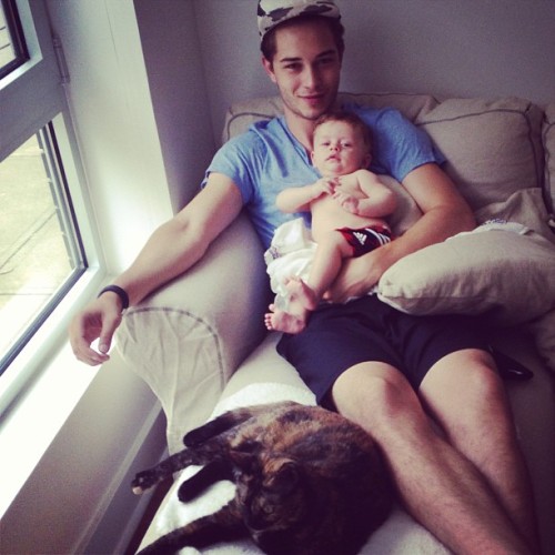 flohraly: flowah-er: newfetch: beauroses: ✿ Beauroses ✿ hottie + cute baby + cat = PERFECT r❀sy ❀rosy &amp; bubblegum✿