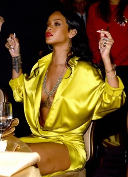 Fotos de Rihanna (apariciones, conciertos, portadas...) [13] - Página 37 Tumblr_n00q8rL50u1qituglo2_r1_250
