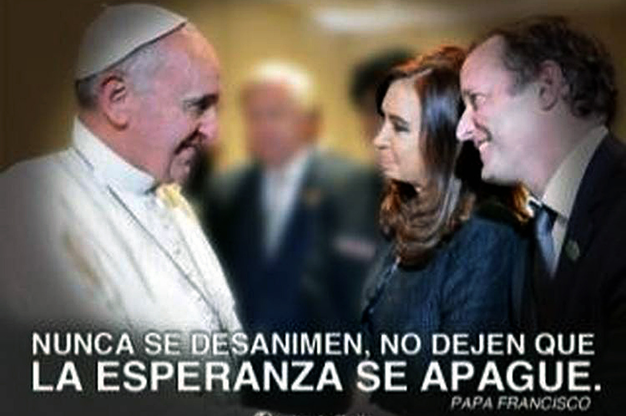 La Ciudad de Buenos Aires apareció empapelada con la foto de Francisco cuando Insaurralde se acercó a saludarlo, junto a Cristina.