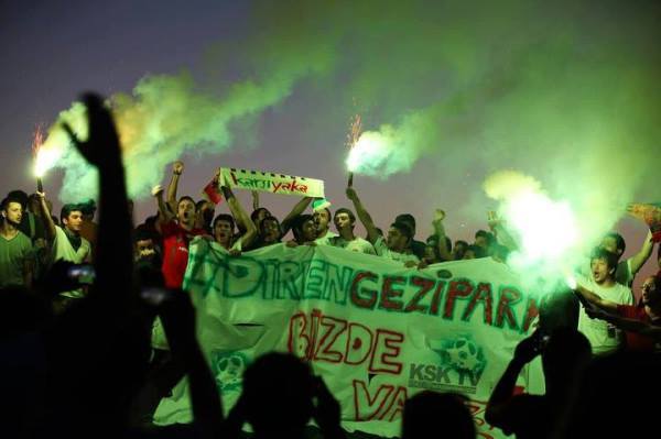 According to reports, protesters in Izmir have successfully fended off the police.