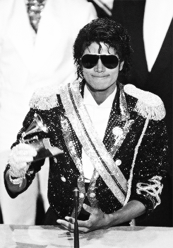 Hace 30 años: La noche de los Grammy de Michael Jackson Tumblr_mzyui5Oiv31qbc20oo4_250