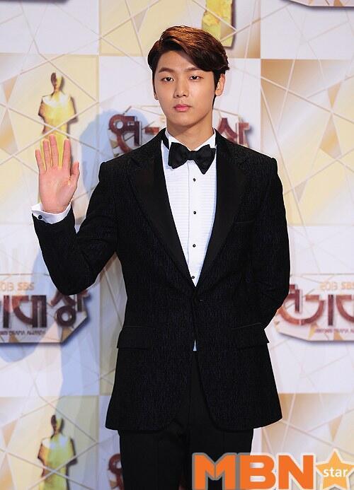 [Photos] Kang Minhyuk @ SBS Drama Awards 2013 Tumblr_myo892jGiY1qdvd1ho4_r1_500