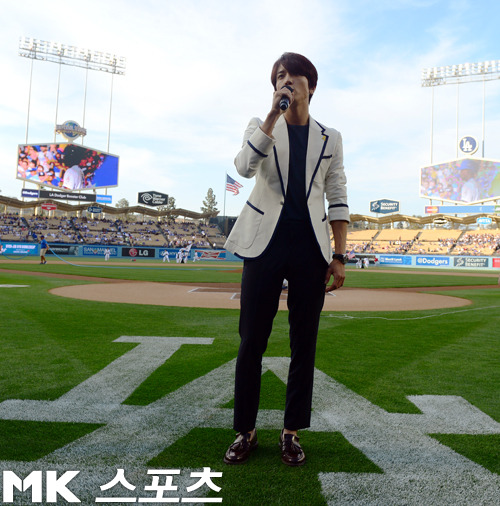 [Photos] Jung Yonghwa au Ryu HyunJin’s Game (LA Dodgers) à Los Angeles (27.05.2014) Tumblr_n69x5dljbc1t2pbr2o1_500