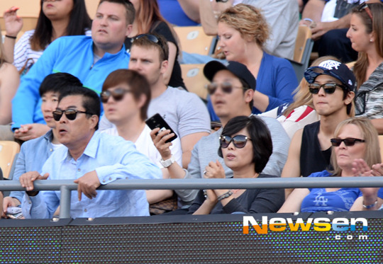 [Photos] Jung Yonghwa au Ryu HyunJin’s Game (LA Dodgers) à Los Angeles (27.05.2014) Tumblr_n6813dfT7M1t2pbr2o4_1280