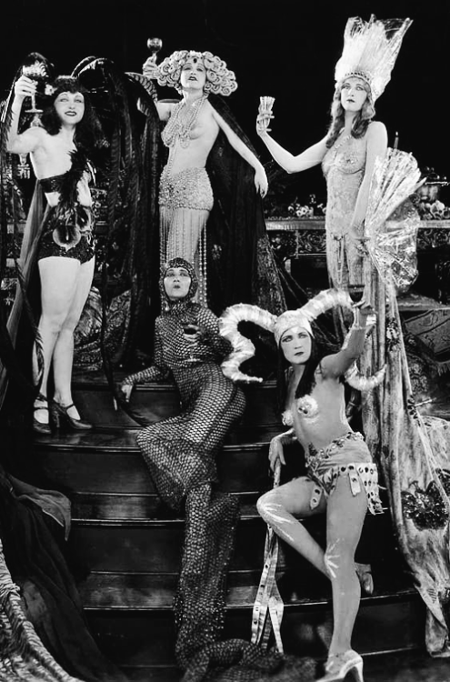 vintagegal:</p>
<p>Showgirls from the film Hell’s 400 (1926)</p>
<p>The 20’s … gotta love it!  I hope I can find this film, looks pretty awesome!