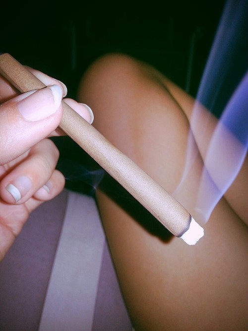 stayb1azed: ciryl: blunt before bed perfect blunts perfect legs 