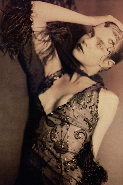 sirensongfashion:</p>
<p>Natalia Vodianova by Paolo Roversi for Vogue Italia September 2002</p>
<p>Eveningwear, fin de siecle/art nouveau photoshoot inspiration
