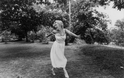  A happy Marilyn Monroe photographed by her great friend Sam Shaw 