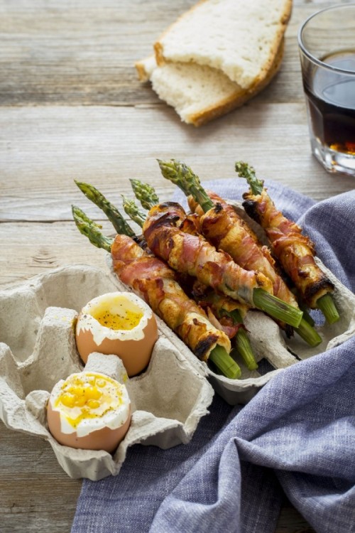gastrogirl: bacon-wrapped asparagus with eggs. 
