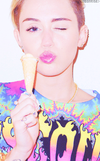 Miley Cyrus Tumblr_n6hwmm5d3K1sqaaz9o5_250