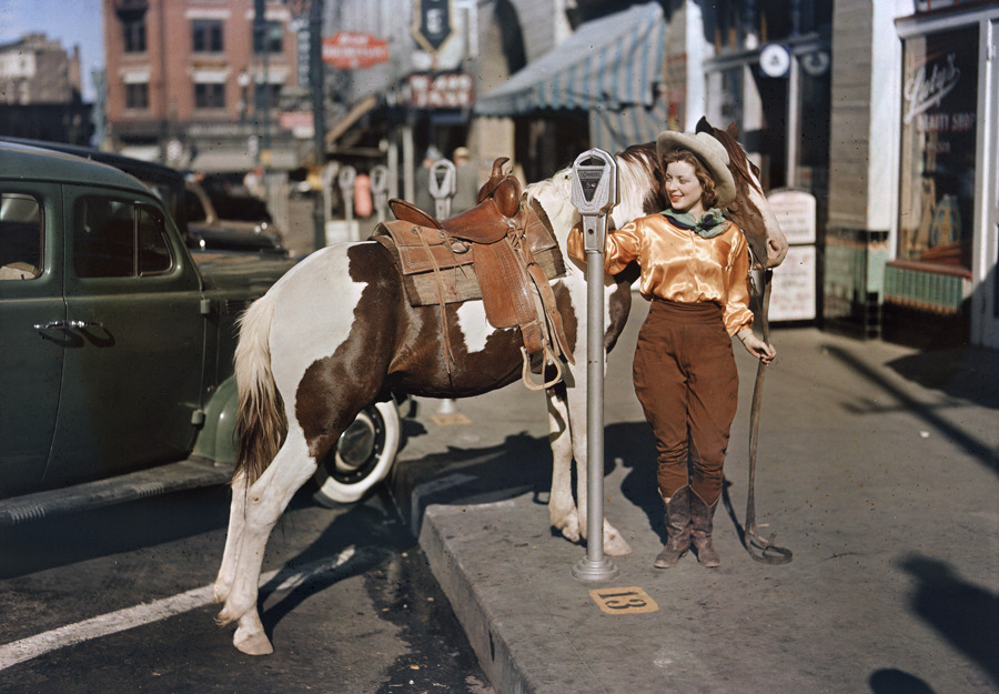 Una vaquera pone una moneda en un parquímetro El Paso hasta el enganche a su pony, octubre 1939.Photograph por Luis Marden, National Geographic