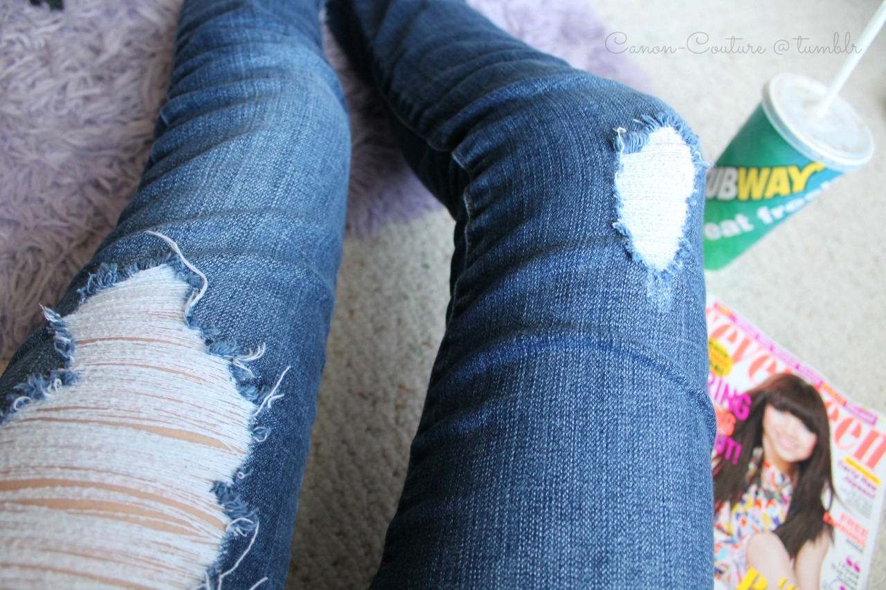 canon-couture: Reading my Seventeen and drinking a coke :) And my jeans are from Abercrombie. 