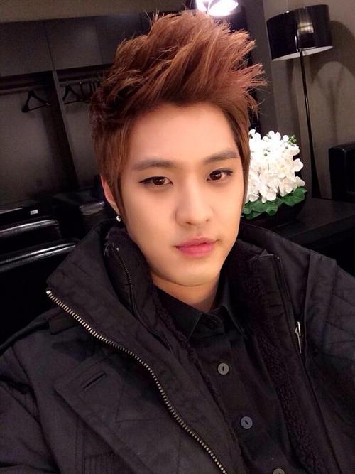 lalaarchie:  MBLAQ Seungho’s selca..