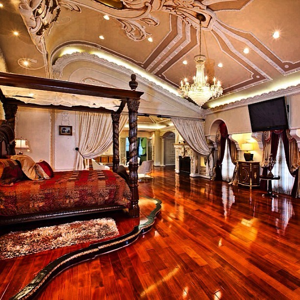 Incredible master suite fit for a King.... - PriceyPads
