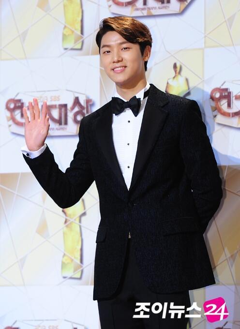 [Photos] Kang Minhyuk @ SBS Drama Awards 2013 Tumblr_myo892jGiY1qdvd1ho1_500