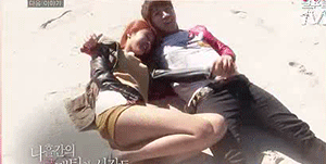 gif credit to tiffanypotato     awkward position much? what is jun.k doing? putting her hands right there~ and to make it worse, you can see his … bulge… IM JUST IN LOVE WITH THIS COUPLE. <3