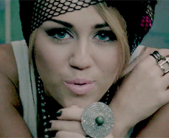 Miley Cyrus / მაილი საირუსი - Page 2 Tumblr_n5feg5cEB41rs9z8oo1_250