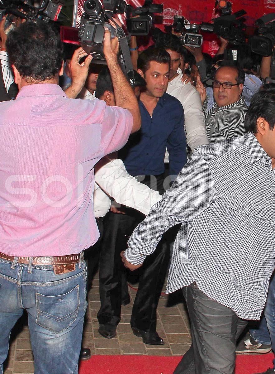 salman - ★ Salman Khan at ‘Bandra 190’ store launch (December 18th 2013) ! Tumblr_my3055TGvA1qctnzso2_1280