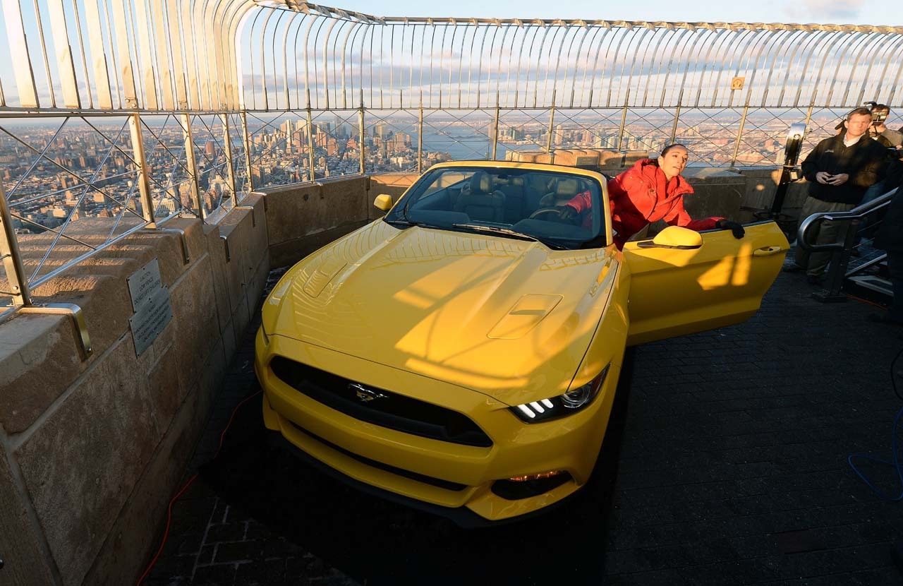 Ford causó sensación este miércoles en Nueva York en la celebración de los 50 años de su famoso Mustang, exhibiendo la nueva versión de la cupé en el observatorio del Empire State Building,el descapotable amarillo, versión 2015, fue subido por piezas por los ascensores del rascacielos hasta el piso 86.(AFP)