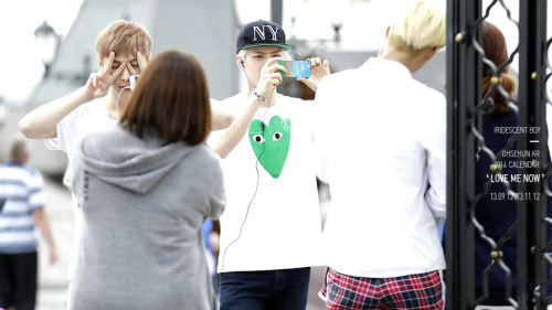 [NEW PIC] SEHUN TAKING PICTURE OF KAI SELCA in RUSSIA !!! (cr: iridescent boy)