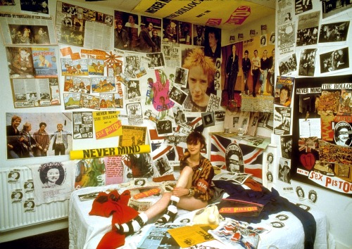 guerrilla-operator: Sex Pistols fangirl in her bedroom || 1979 