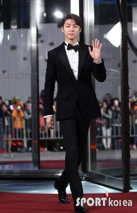[Photos] Kang Minhyuk @ SBS Drama Awards 2013 Tumblr_myo8oyGq1y1qdvd1ho3_500