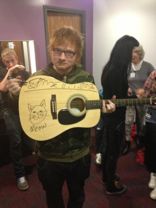  @eoghanmcdermo: Massive love to the ever splendid @edsheeran who signed this guitar for Larc Cancer Support charity auction 