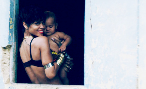 Fotos de Rihanna (apariciones, conciertos, portadas...) [14] - Página 25 Tumblr_n4u3hqmJ7a1r18n9jo1_500