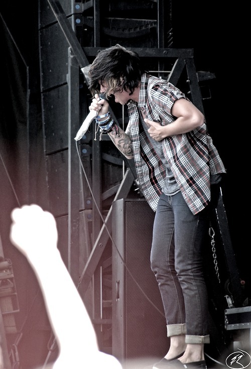 goat01: Kellin Quinn, Sleeping with Sirens; Warped 2012, Mansfield, MA.one of my favorites from the summer.more here. 
