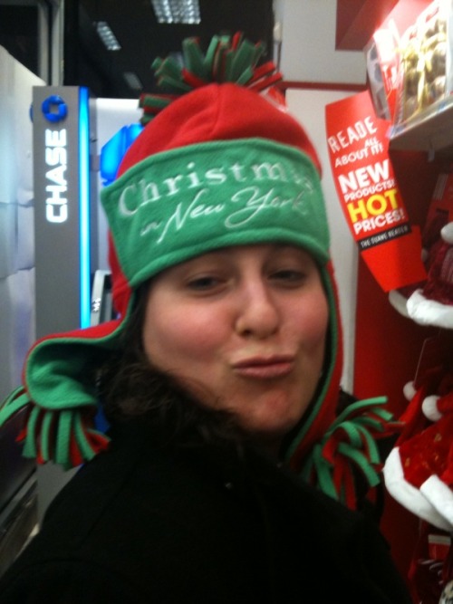 the hat says &#8220;christmas in new york&#8221; to remind her boyfriend what day it is and what city he&#8217;s in after he drinks himself retarded for dating a duckface.