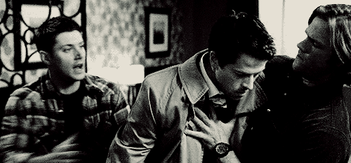 baby-in-trenchcoat: genieouse: canyoukneelbeforetheking: hevstiel: the fact that Sam is already holding Cas up perfectly fine on his own but Dean still flails and runs over like a worried boyfriend Dean your homo is showing Anyone else notice how Sam also moves his hand from Cas’ chest like “Oh shit, I’m in Dean’s territory.” And then Cas leans right into Dean as soon as he gets the chance, even before Sam’s hand moves Did you also notice me on the floor crying? 